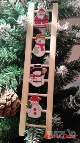 Новогодишна играчка дървена стълбичка с дядо коледа и три снежни човека