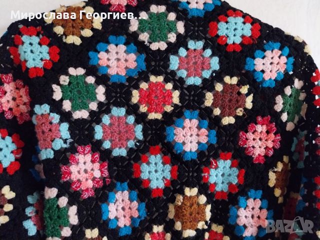 Винтидж ръчно плетен шал, многоцветен върху черна основа, флорален мотив, с ресни, триъгълен, снимка 2 - Шалове - 45521572