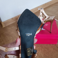 Елегантни обувки на ток в златисто, снимка 2 - Дамски обувки на ток - 44954100