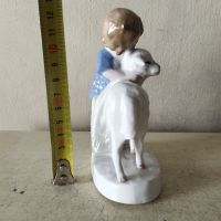 Порцеланова статуетка -момиченцето с агънцето, снимка 2 - Статуетки - 45694283