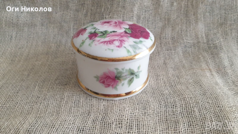 Порцеланова кутийка с позлата и рози, снимка 1