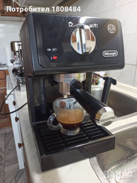 Кафе машина Делонги с ръкохватка с крема диск, работи отлично и прави хубаво кафе с каймак , снимка 1