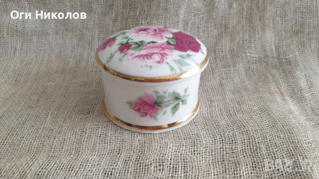 Порцеланова кутийка с позлата и рози