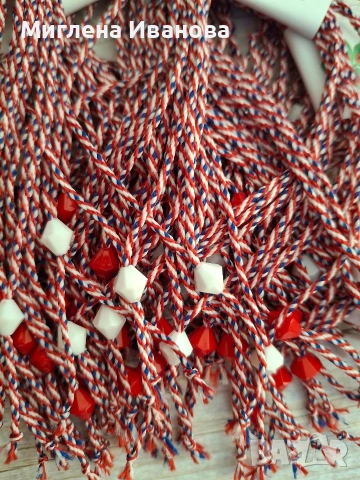 Мартеници десятки на едро и дребно , снимка 18 - Гривни - 31444047