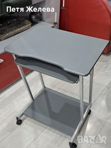 Компютърно бюро с колела и изтеглящ се плот