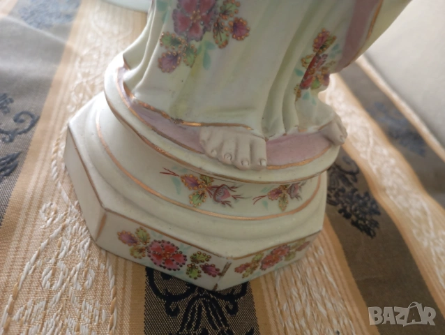 Порцеланова статуетка-религиозен мотив, снимка 5 - Други ценни предмети - 53978026