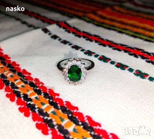 Дамски пръстен с циркони, снимка 1 - Антикварни и старинни предмети - 46436639