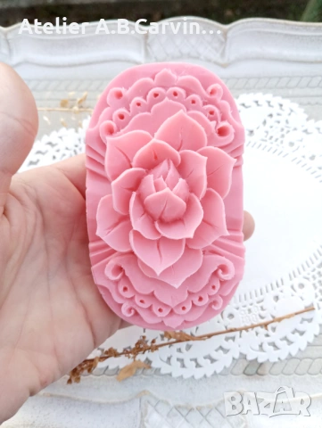 Уникален декоративен сапун ‘Роза’ върху плочка, ръчно изрязан с нож.