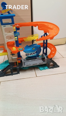 Hot Wheels Паркинг-гараж Акула – City Attacking Shark Escape, снимка 8 - Коли, камиони, мотори, писти - 16477004