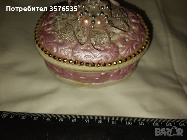 Продавам две порцеланови кутийки за бижута.