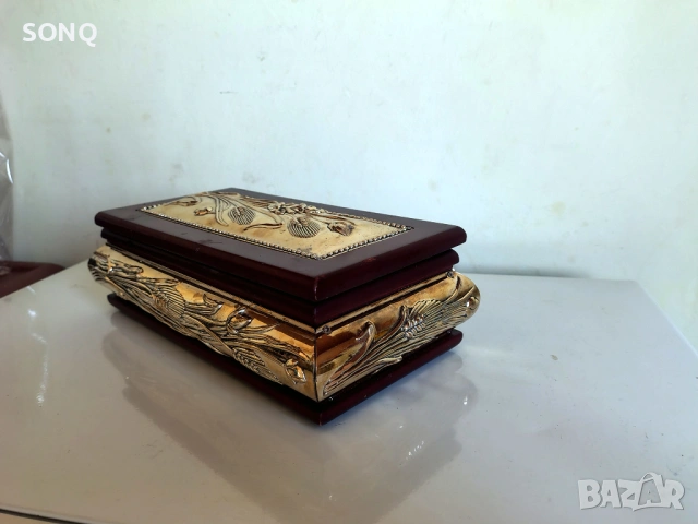 Страхотна Кутия За Бижута Със Посребрена Орнаментика