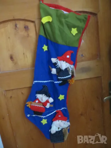 Голям чорап за окачване на стена с три Баби Яги за късмет