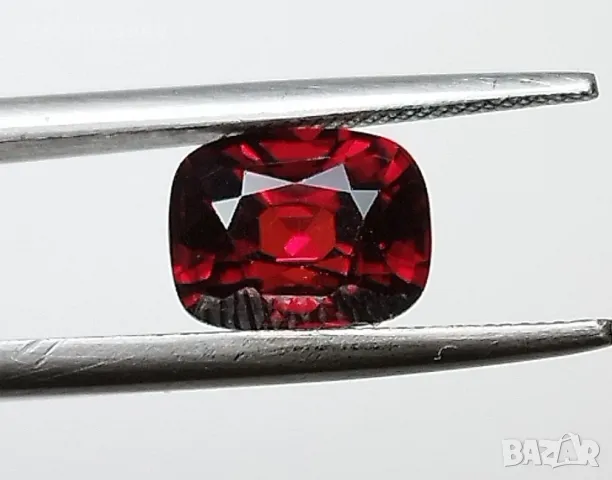 Изключително рядък червен циркон с VS чистота 2.09кт.! Сертифициран! Нов!