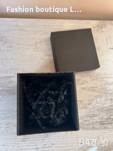 Черна кутия подходяща за подарък с черни хартии нарязани на Шредер за уплътнение 🖤, снимка 3 - Други - 52247660