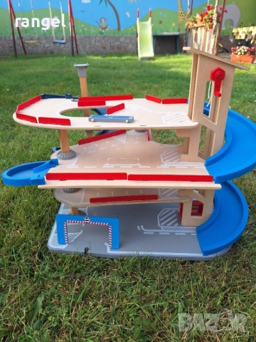 Продават се