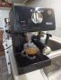 Кафе машина Делонги с ръкохватка с крема диск, работи отлично и прави хубаво кафе с каймак , снимка 1 - Кафемашини - 45405800