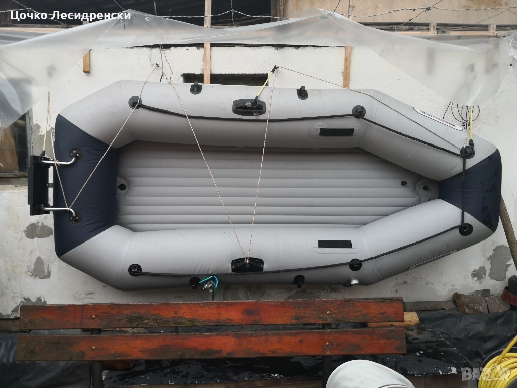 Продавам надуваема лодка. Пускана е 3 пъти във вода. Има и доста екстри към нея., снимка 1