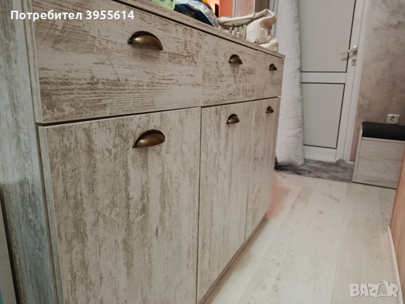 Продавам чисто нов скрин с три вратички и три шкафчета , снимка 1
