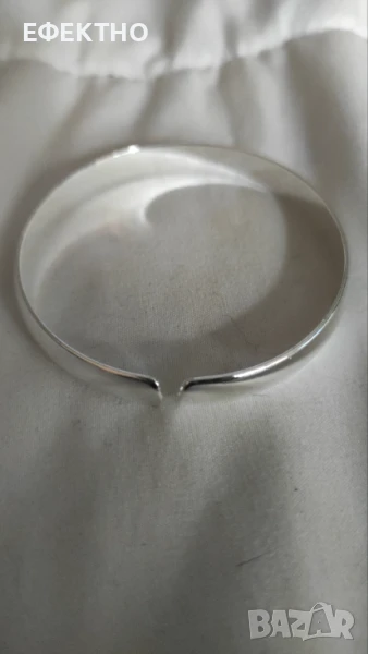 Масивна, сребърна гривна. Твърда, гладка, без закопчалка. В кутия, снимка 1