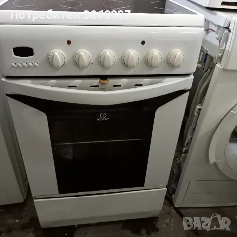 печка с керамични котлони Indesit , снимка 2 - Печки, фурни - 46889406