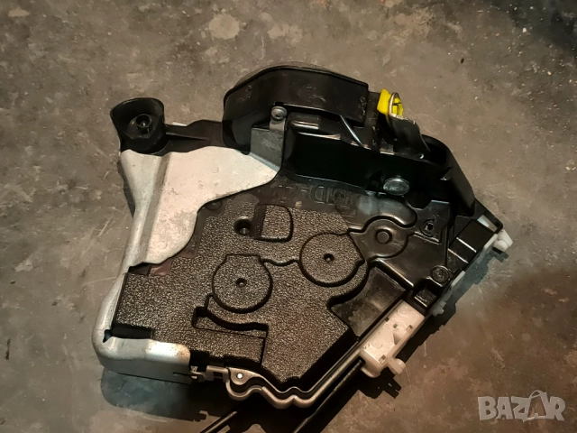 Предна лява брава - заключващ механизъм за TOYOTA Yaris (XP130), снимка 3 - Части - 51686333