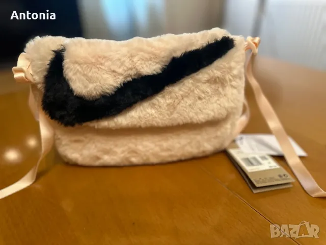 Nike-Futura 365 Faux Fur Чанта, снимка 1 - Чанти - 47151253