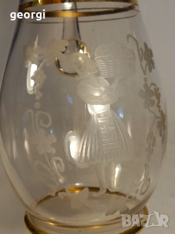 Голяма българска гравирана стъклена кана със златен кант 