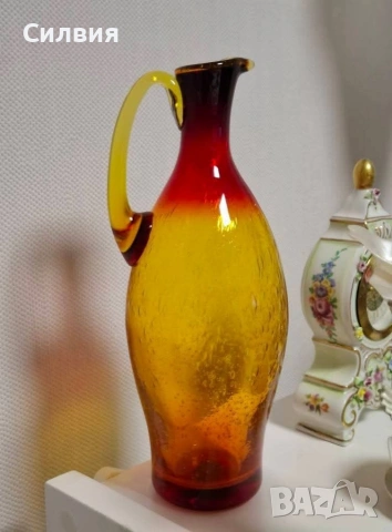 Антикварна стъклена стомна с „Уранов дъх“