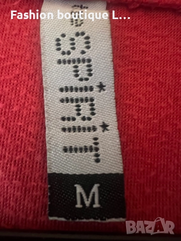 Червен плюшен суитшърт с качулка и надпис на гърба Beauty Queen с джобове М размер на The spirit ❤️, снимка 6 - Суичъри - 52210620