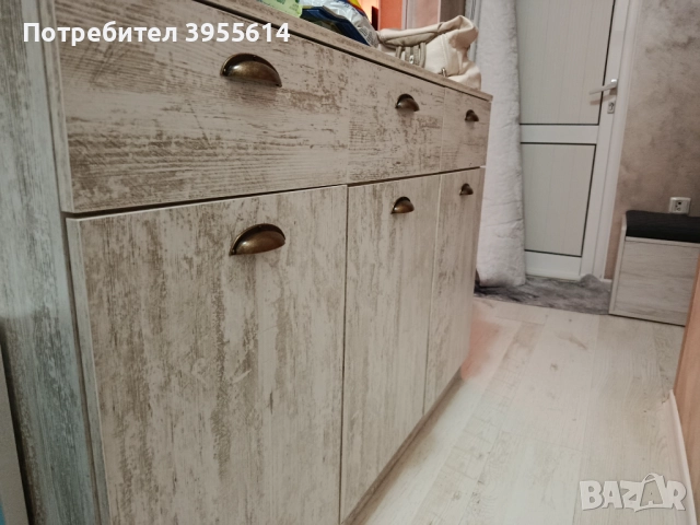 Продавам чисто нов скрин с три вратички и три шкафчета 