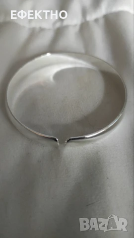 Масивна, сребърна гривна. Твърда, гладка, без закопчалка. В кутия