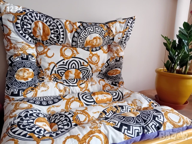 2 броя нови големи възглавници с мотиви Версаче