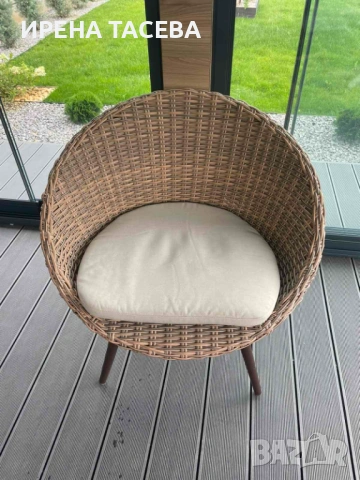 Продавам ратанов комплект 6 бр.столове с маса