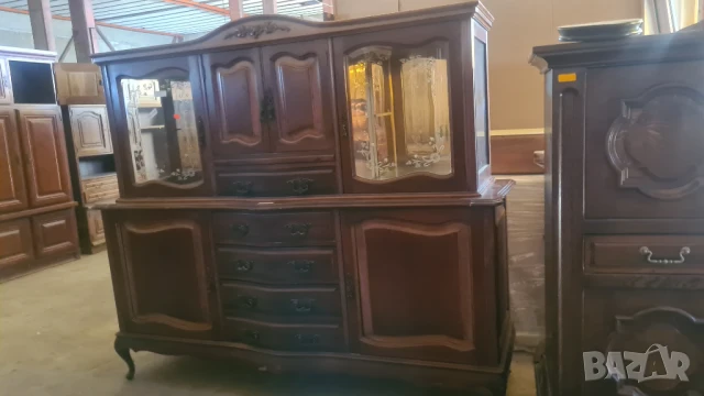 старинен шкаф бюфет с кристални стъкла и огледало внос от Европа, снимка 2 - Секции и витрини - 50770388