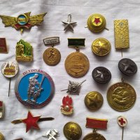 48 бр. соц. медали, значки, кокарди, снимка 3 - Антикварни и старинни предмети - 45385638