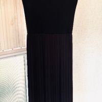 Интересна черна рокля с плисе, снимка 1 - Рокли - 45271450