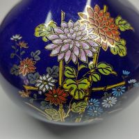 Малка китайска ваза в кобалтово синьо украсена с букет от цветя, подчертани със злато., снимка 3 - Вази - 45194313
