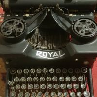 Пишеща машина Royal, снимка 1 - Други машини и части - 44943902