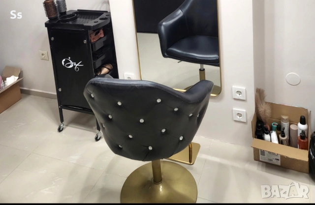 фризьорски стол с кристали и златиста основа 