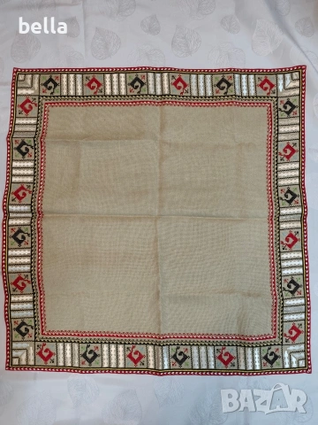 Ръчно бродирано ленено каре с автентични шевици, снимка 2 - Покривки за маси - 53643645