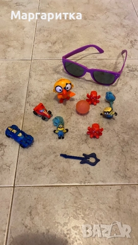 Подарявам детски фигурки и шапка.