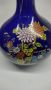 Малка китайска ваза в кобалтово синьо украсена с букет от цветя, подчертани със злато., снимка 3
