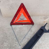 Авариен триъгълник от Мерцедес W203 C klass, снимка 1 - Аксесоари и консумативи - 45552904
