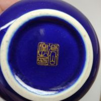 Малка китайска ваза в кобалтово синьо украсена с букет от цветя, подчертани със злато., снимка 10 - Вази - 45194313