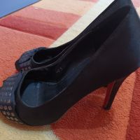 Обувки на ток + черни платформи, снимка 3 - Дамски обувки на ток - 45099941