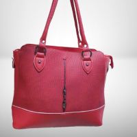 Излъчвайте страст и елегантност с нашата червена дамска чанта, снимка 2 - Чанти - 45734495