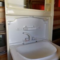 Шкаф за баня със смесител и мивка за каравана и поддушово корито 90/90, снимка 1 - Каравани и кемпери - 45270217