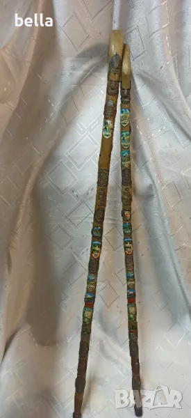 2 тиролски бастуна -и двата бастуна са почти пълни с типичните знаци ,значки ., снимка 1