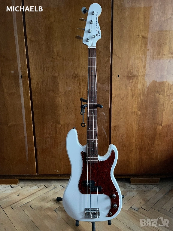 Продавам бас китара Fender Precision, снимка 1