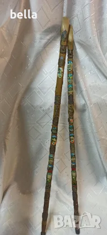 2 тиролски бастуна -и двата бастуна са почти пълни с типичните знаци ,значки .